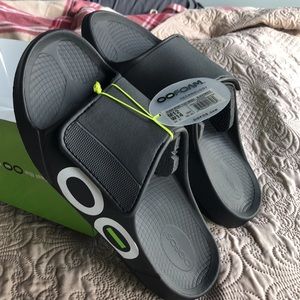 NEW OOFOS slides/sports flex unisex W14/M12 black